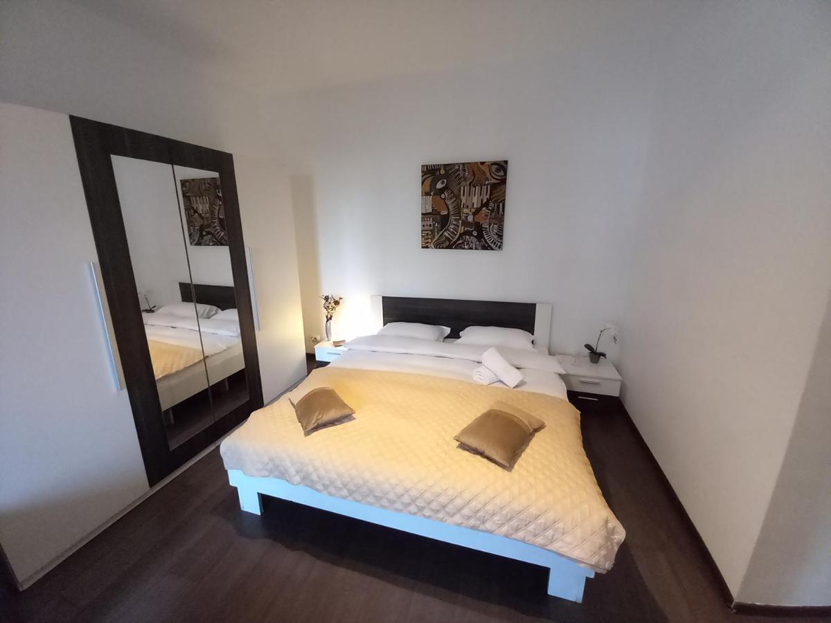 2 Anastasia Apartament Business Desk & Laser Printer Self Check in code