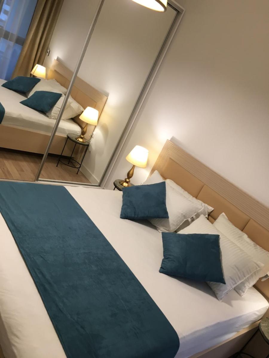 Adams Apartment Onix Blue