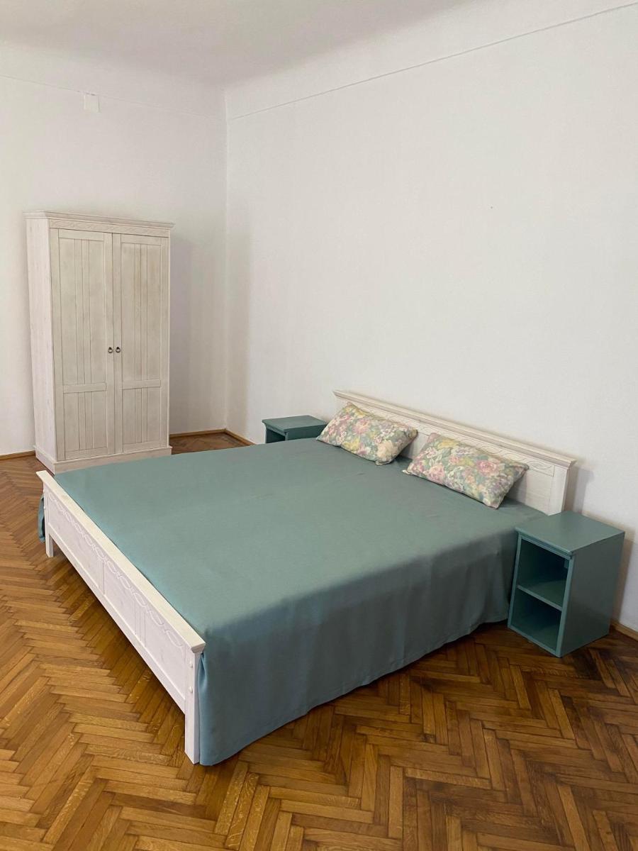 Apartament istoric ultracentral - 70 mp - with Parking