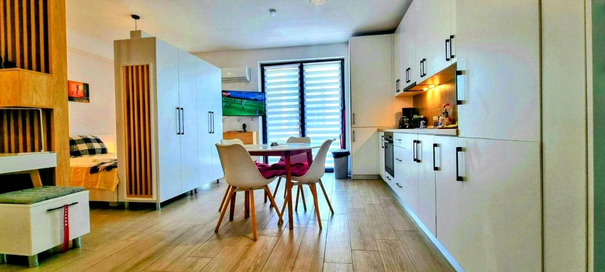 ATENEO - Studio DeLuxe Modern Apartment, BIG Balcony, Plus FREE Parking