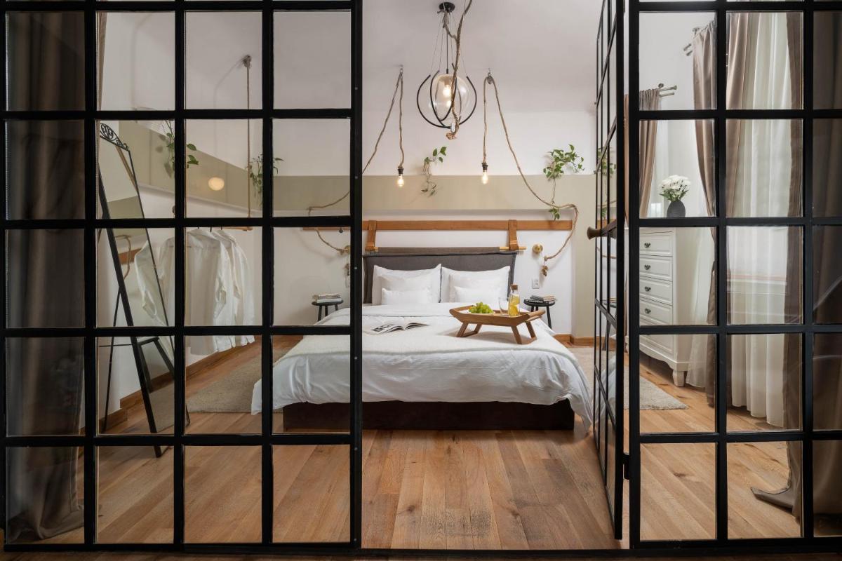 Attic Downtown-terrace by CityLife Suites
