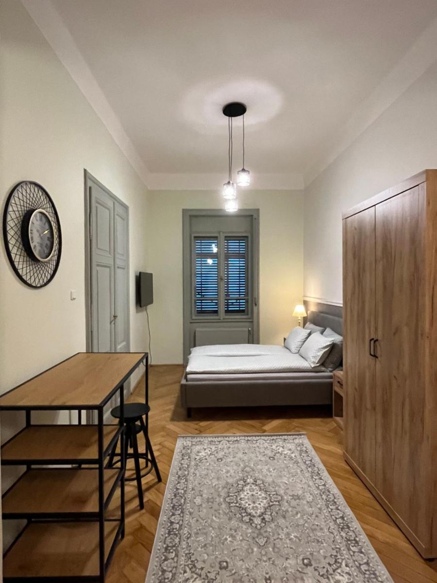 Barty downtown apart 1