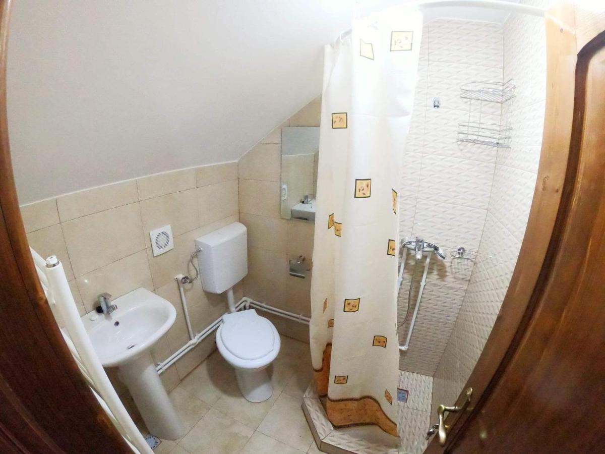 Cabana Dintre Munti