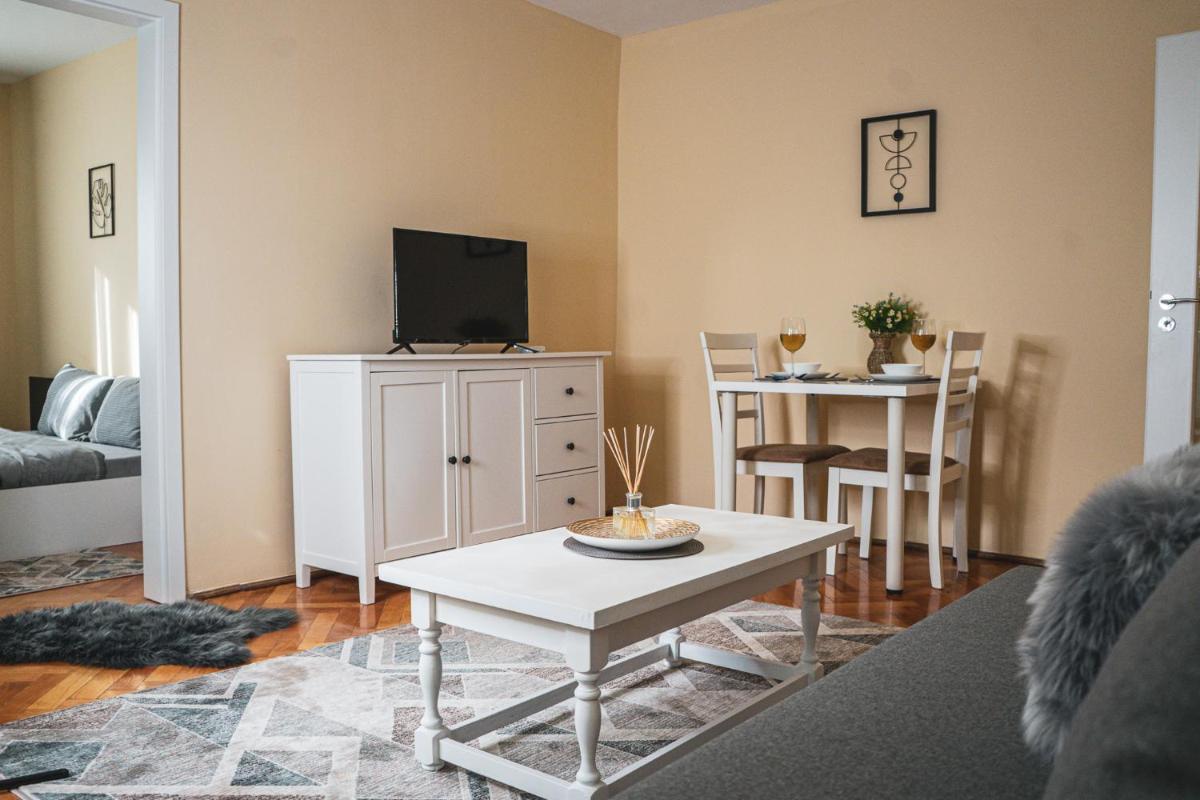 Central and Modern Apartment with Free Parking
