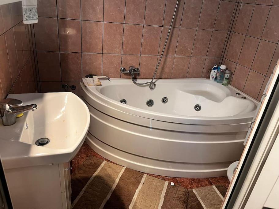 Central Apartment - Book Now