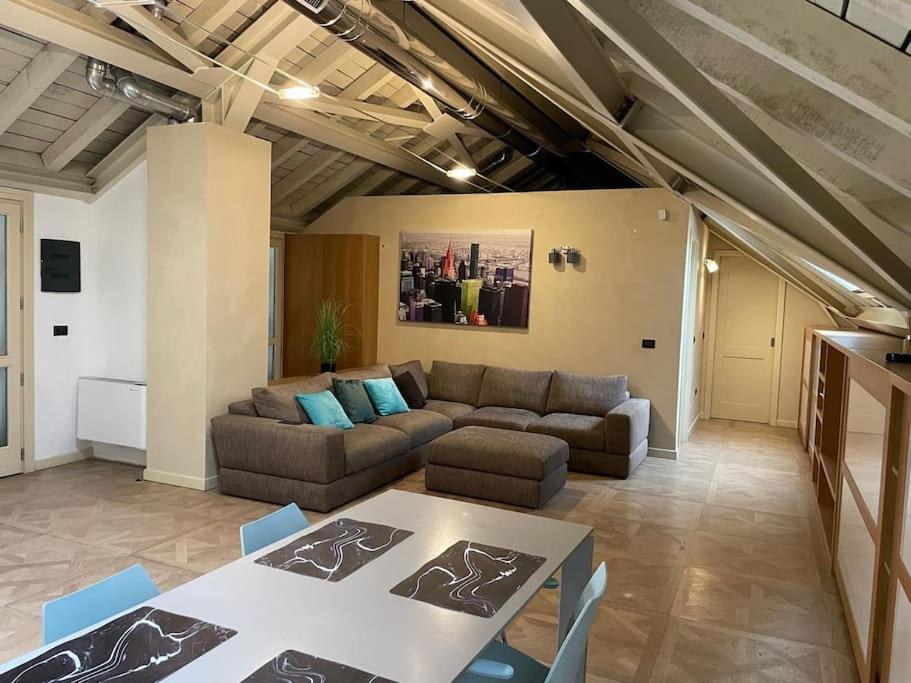 Central ,big terrace, quiet,apartment Eiffel
