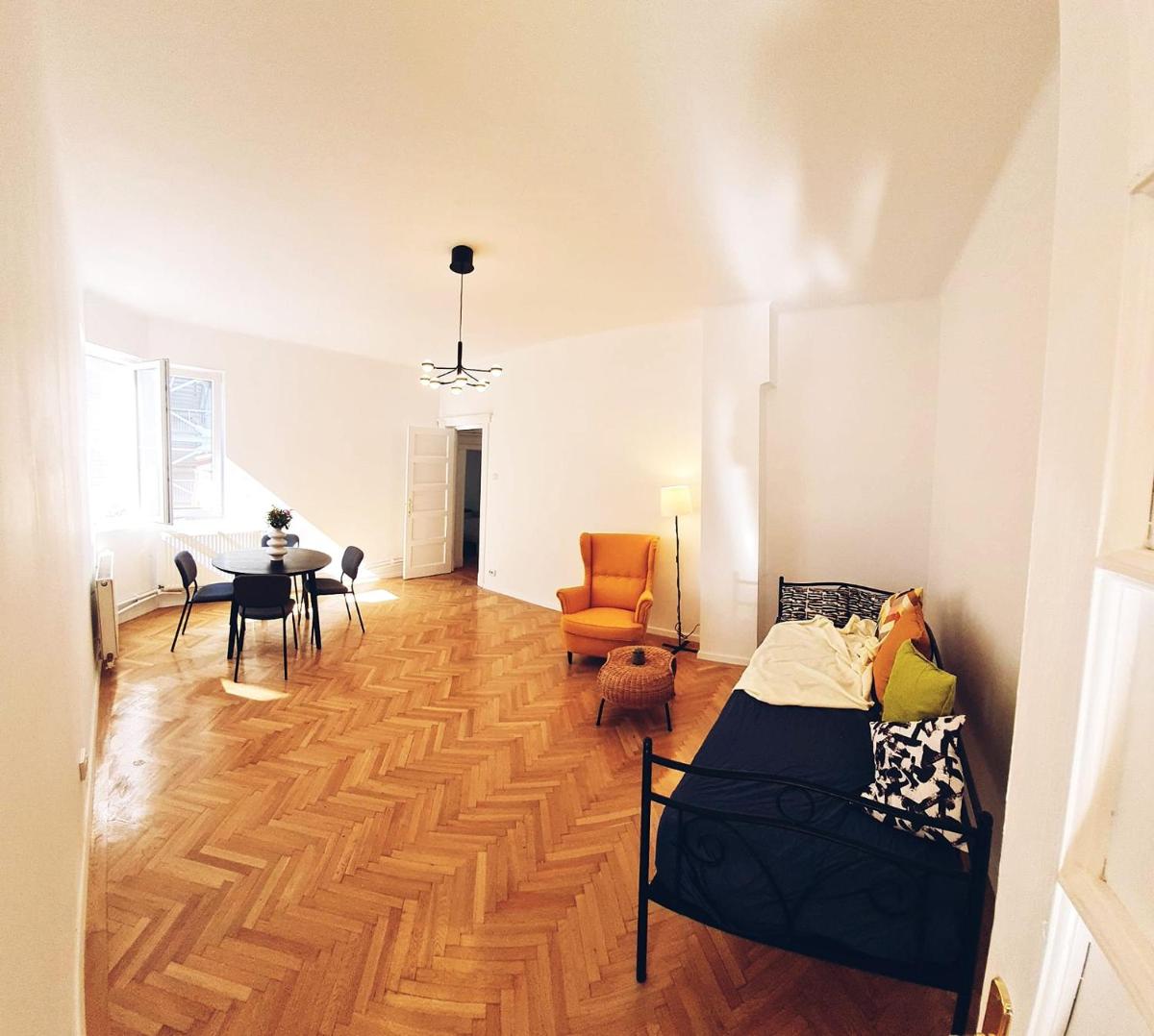 City Brake in the Heart of Victoria Square