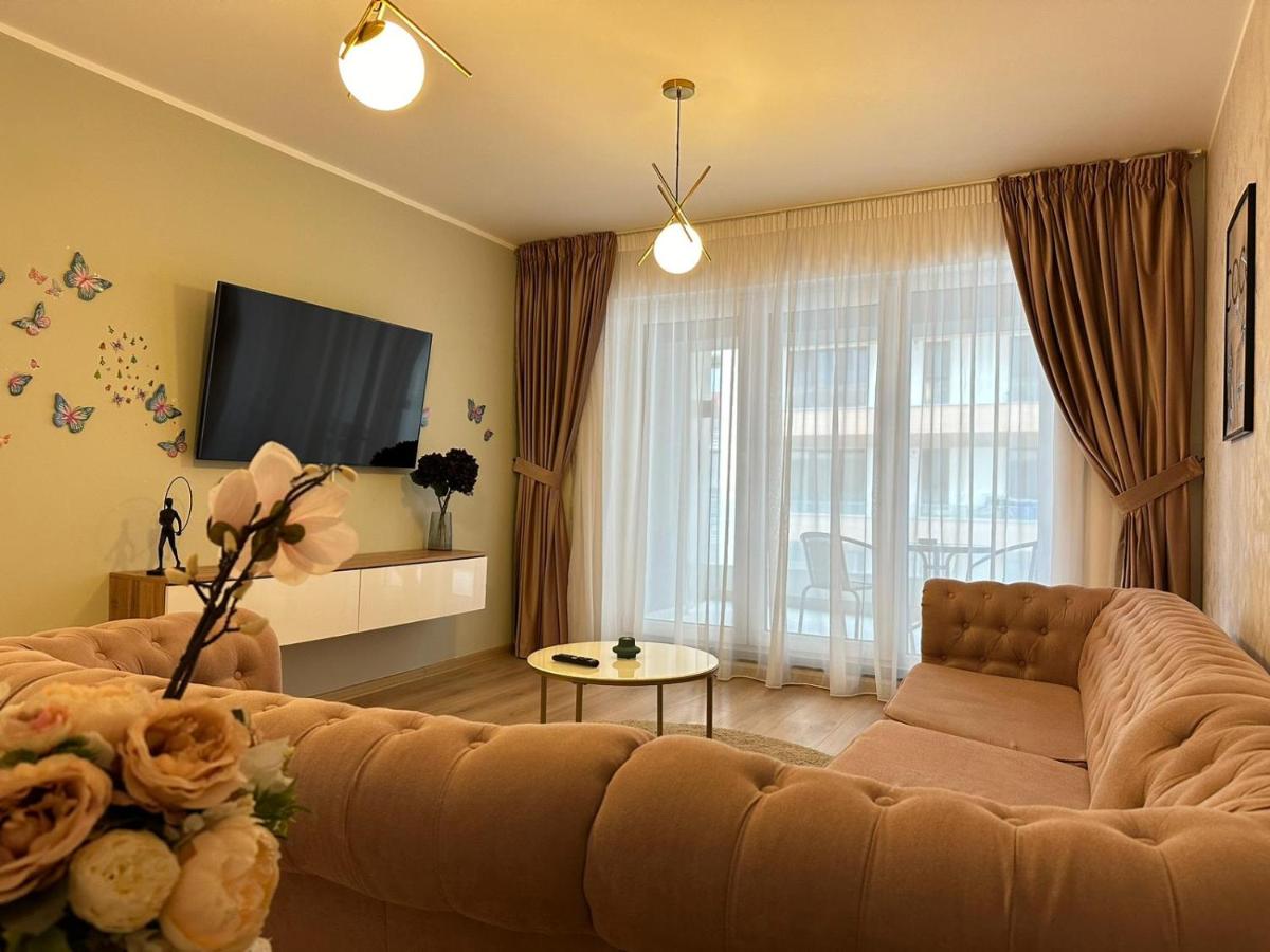 Coresi Mall Area Studios & Apartments by GLAM