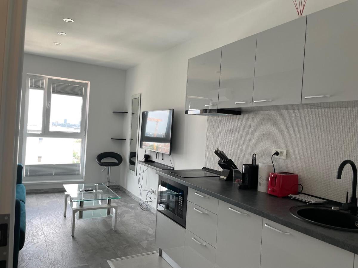 Cozy 2-Room Penthouse Lakeview W14