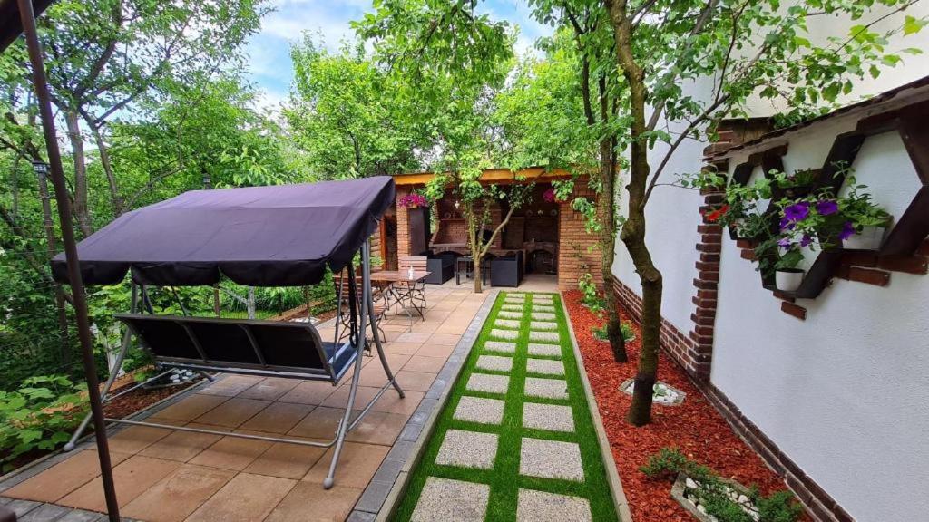 Cozy house with nice garden in heart of city center