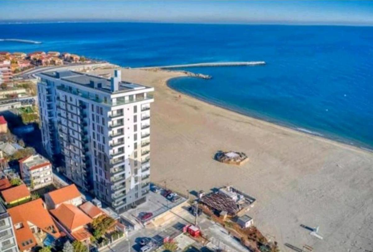 Faleza Nord apartament de lux nou pe malul marii
