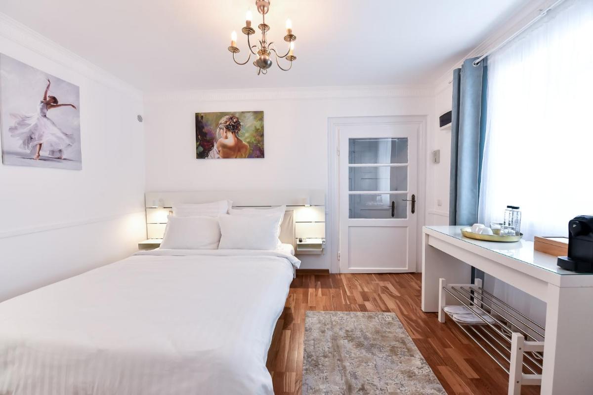 FIVE ROOMS