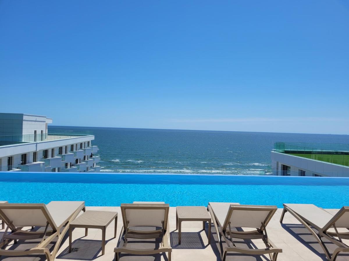 Japandi Queen Std - Infinity Pool & Spa Resort