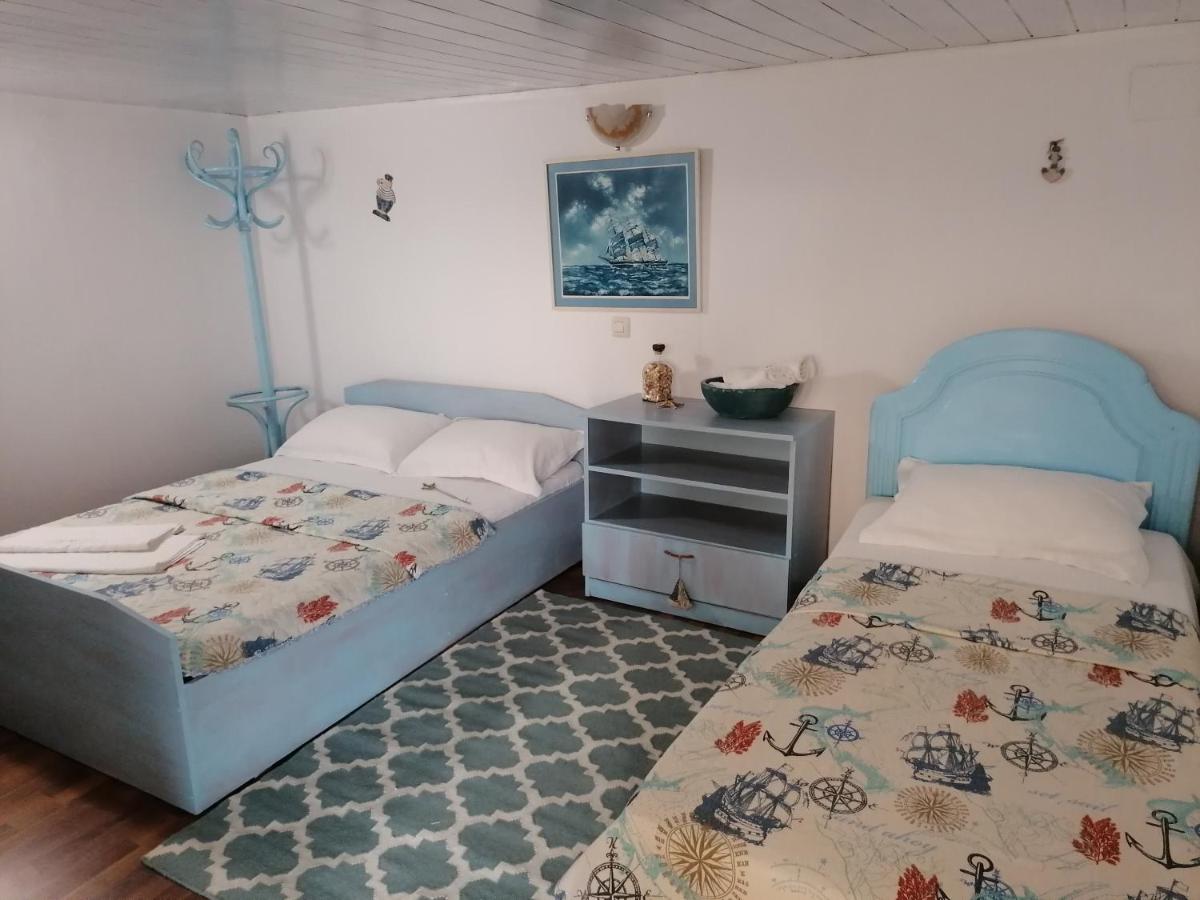 La Doi Pasi De Mare