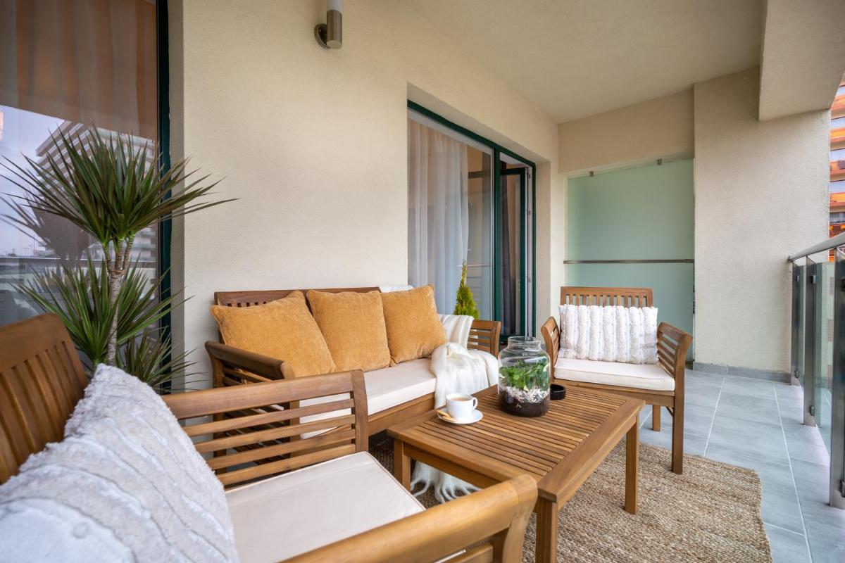 Lakeview Modern Condo-Tennis, Parking, Balcony