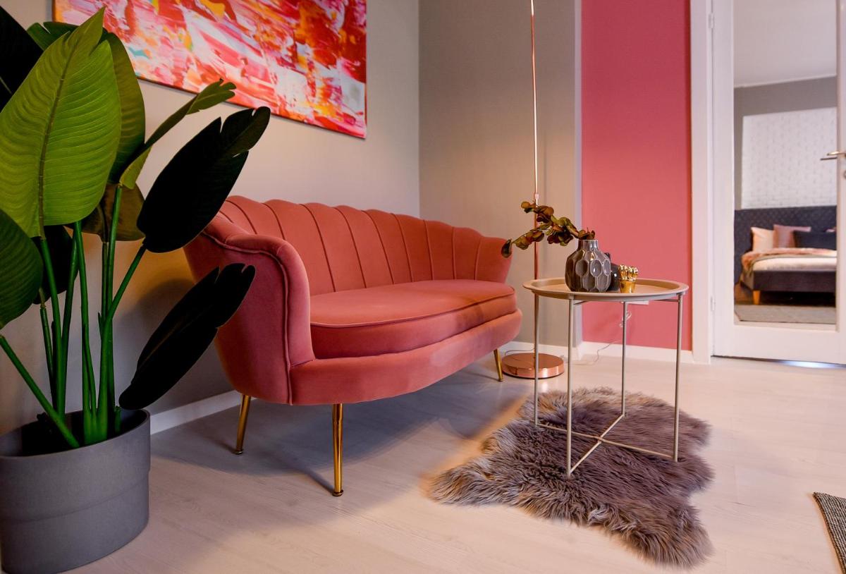 Life in Pink. Homey Apt