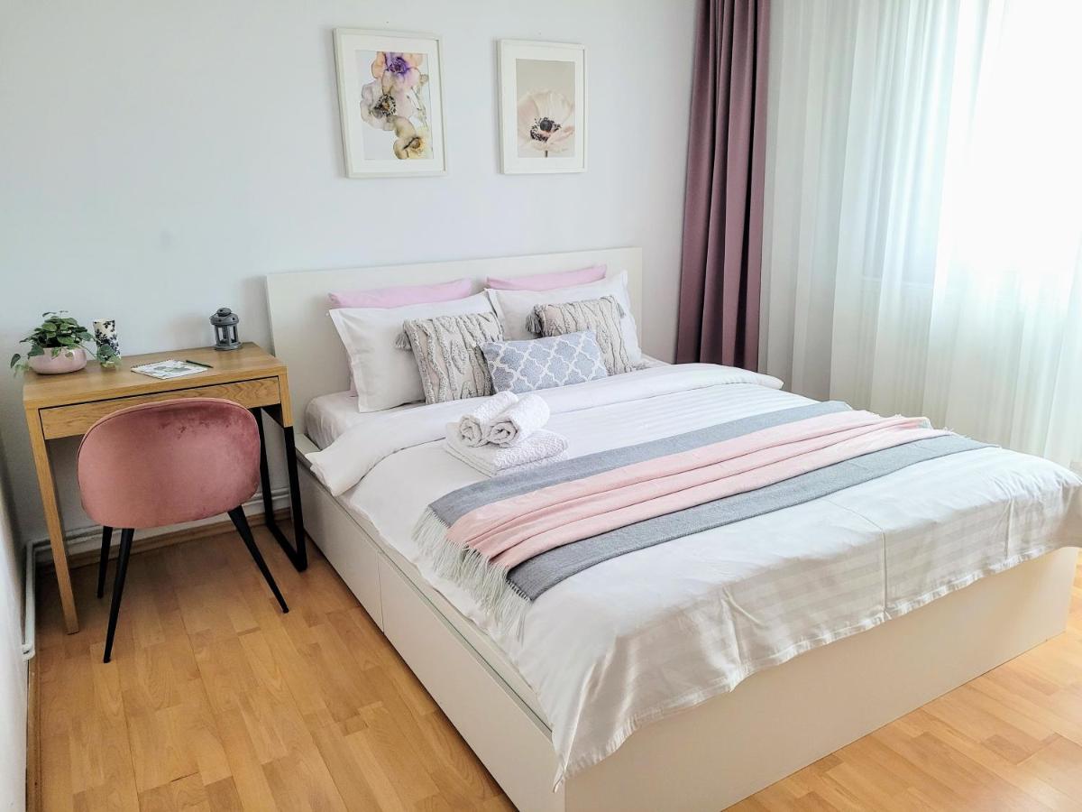 Lovely & Bright apt next to Obor Market, Metro