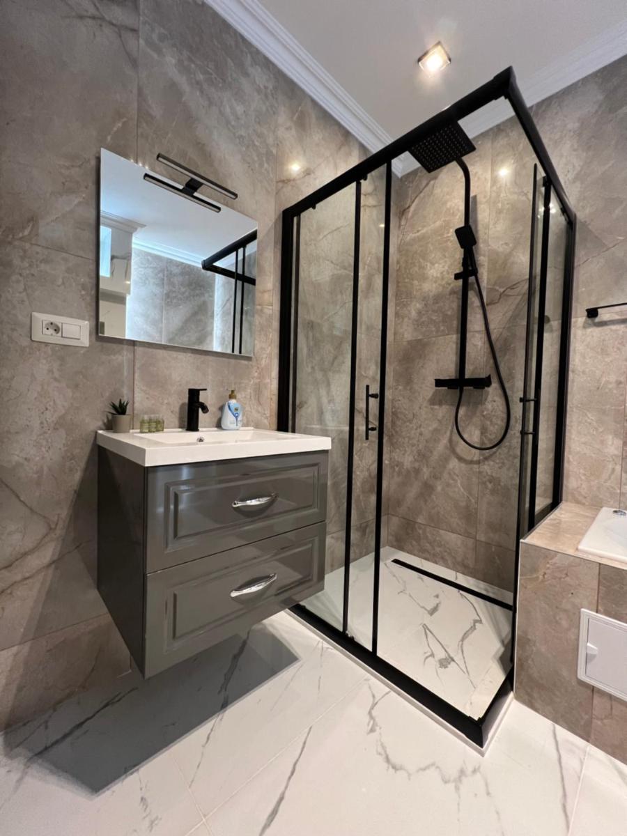 Luxury 3 Rooms Apartment Center Suceava