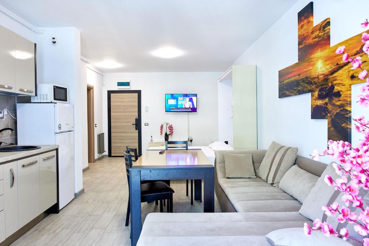 Malibu Apartment by ALZ