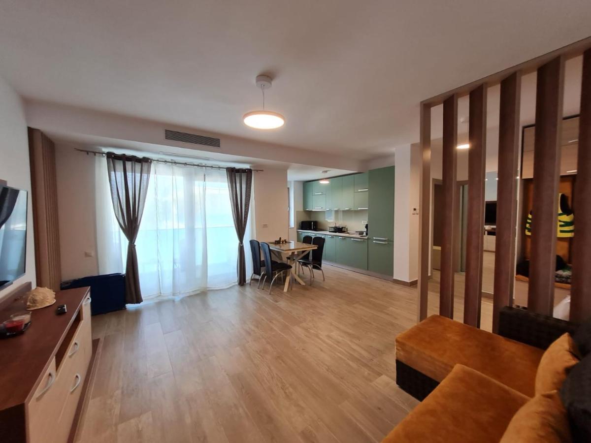 Matteo 2 Apartments Marina Surf Residence, Mamaia Nord - Năvodari,1 vedere frontala,2 cu vedere laterala la mare