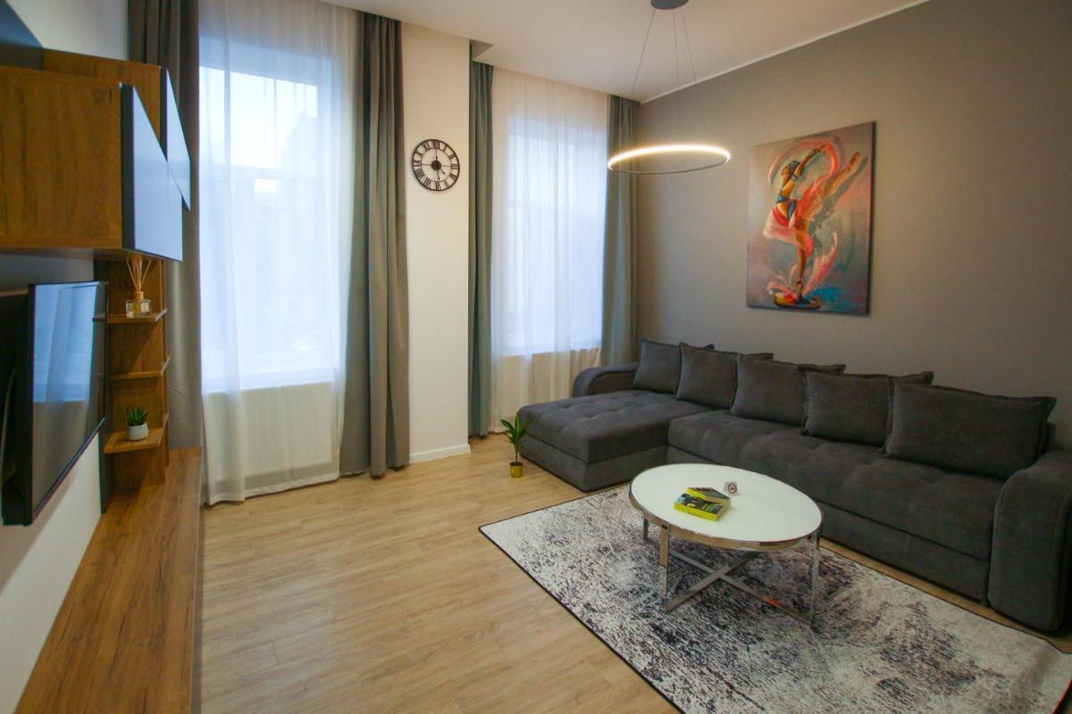 MIANELLY CENTER 1