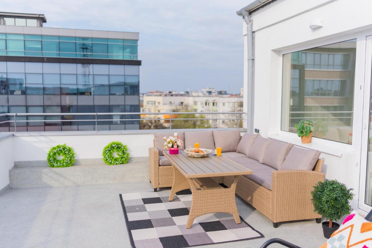 Penthouse with Huge Rooftop Terrace & City View