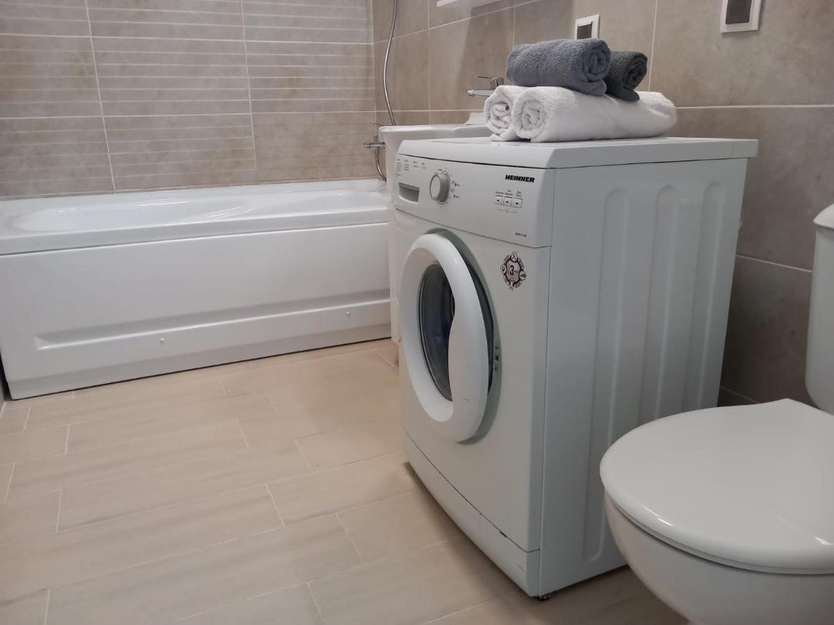 Quiet neighborhood 1BR Apartment with parking and self check in