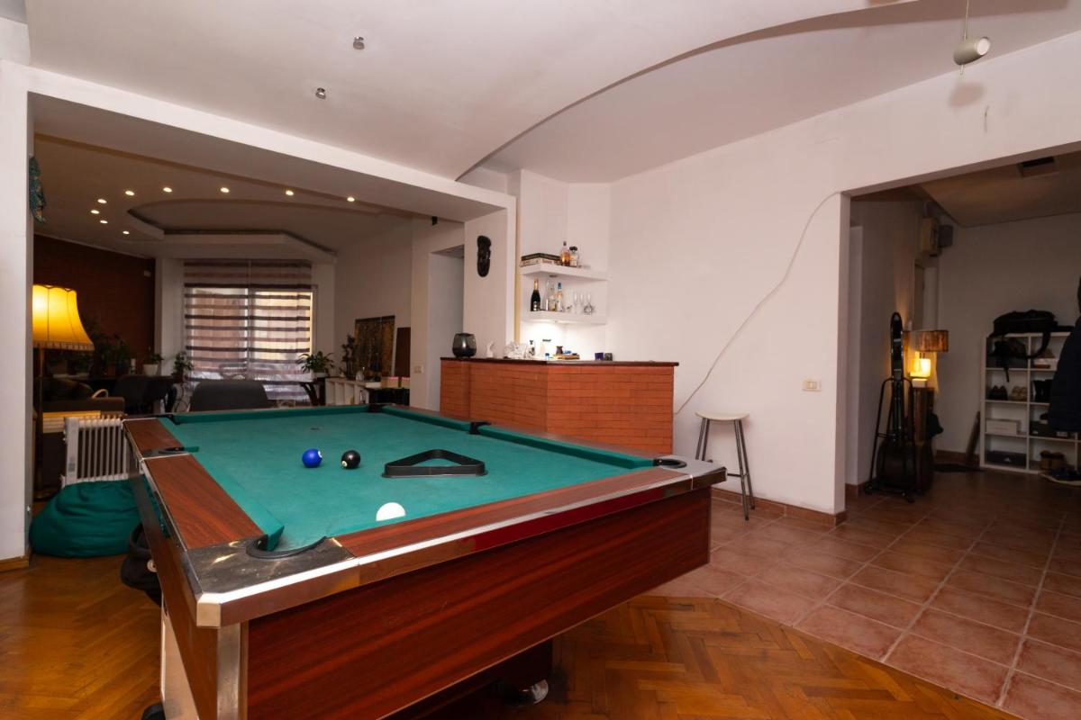 sharing retro vintage luxury apartment