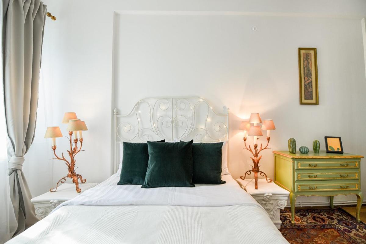 Stay in Style: Central 1BR with Vintage Touches and Balcony