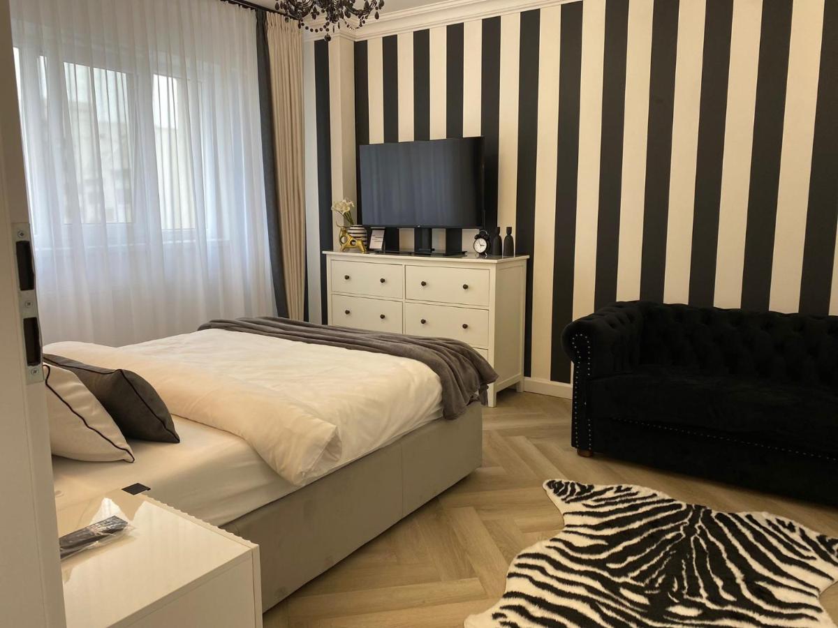 Studio Luxury Black & White