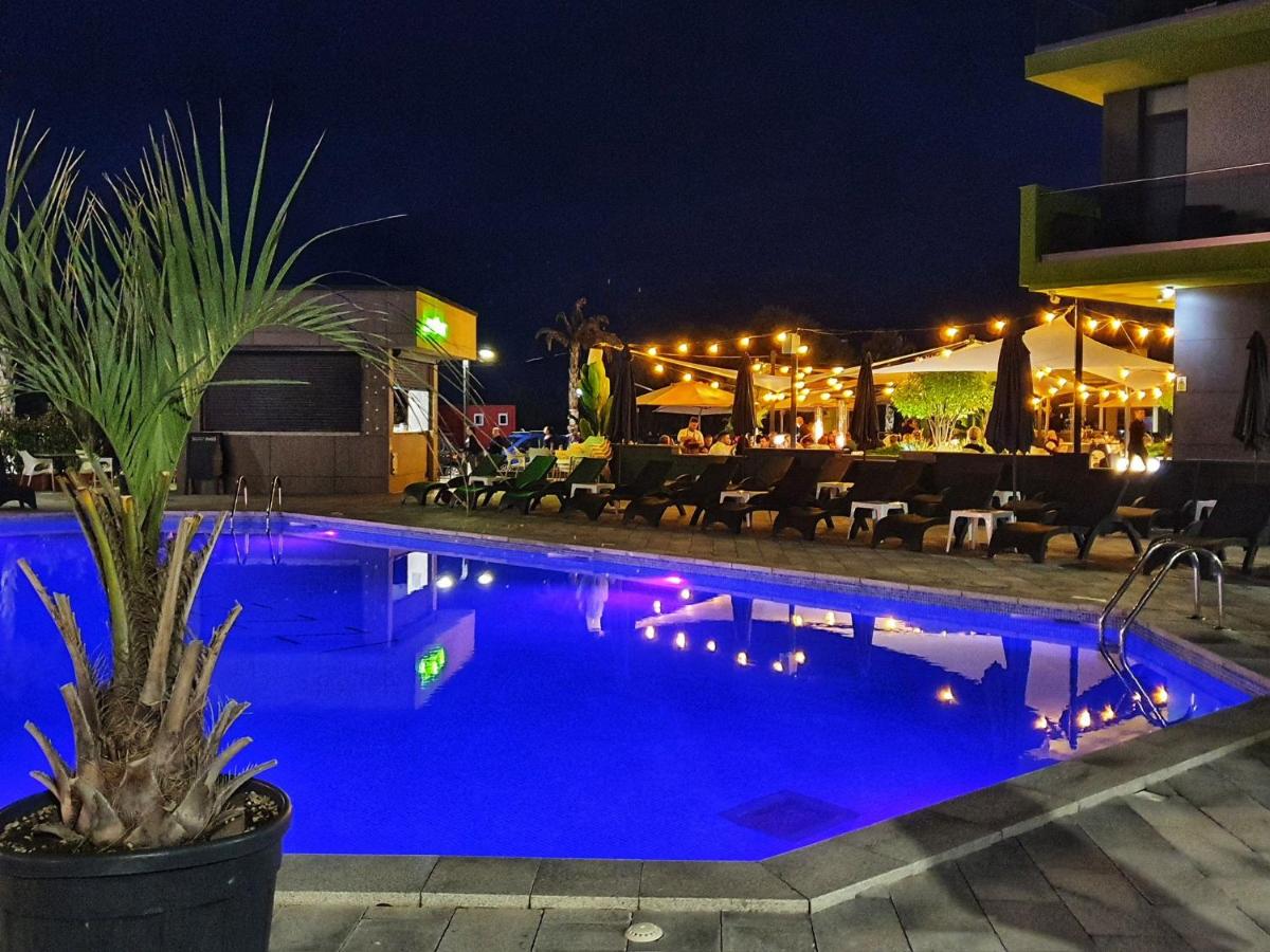 Sunny Vibe - Pool & Spa Beach Resort