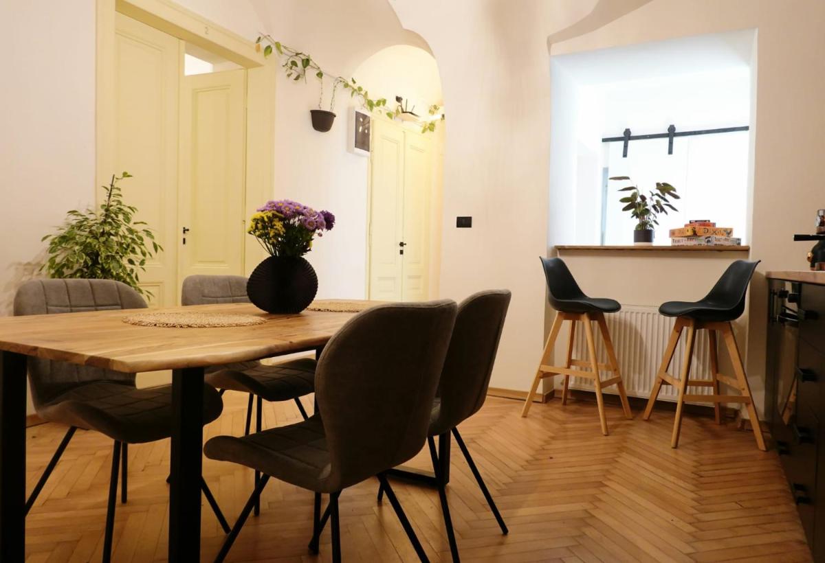 The Industrique Home - 3 Bedroom Apartment