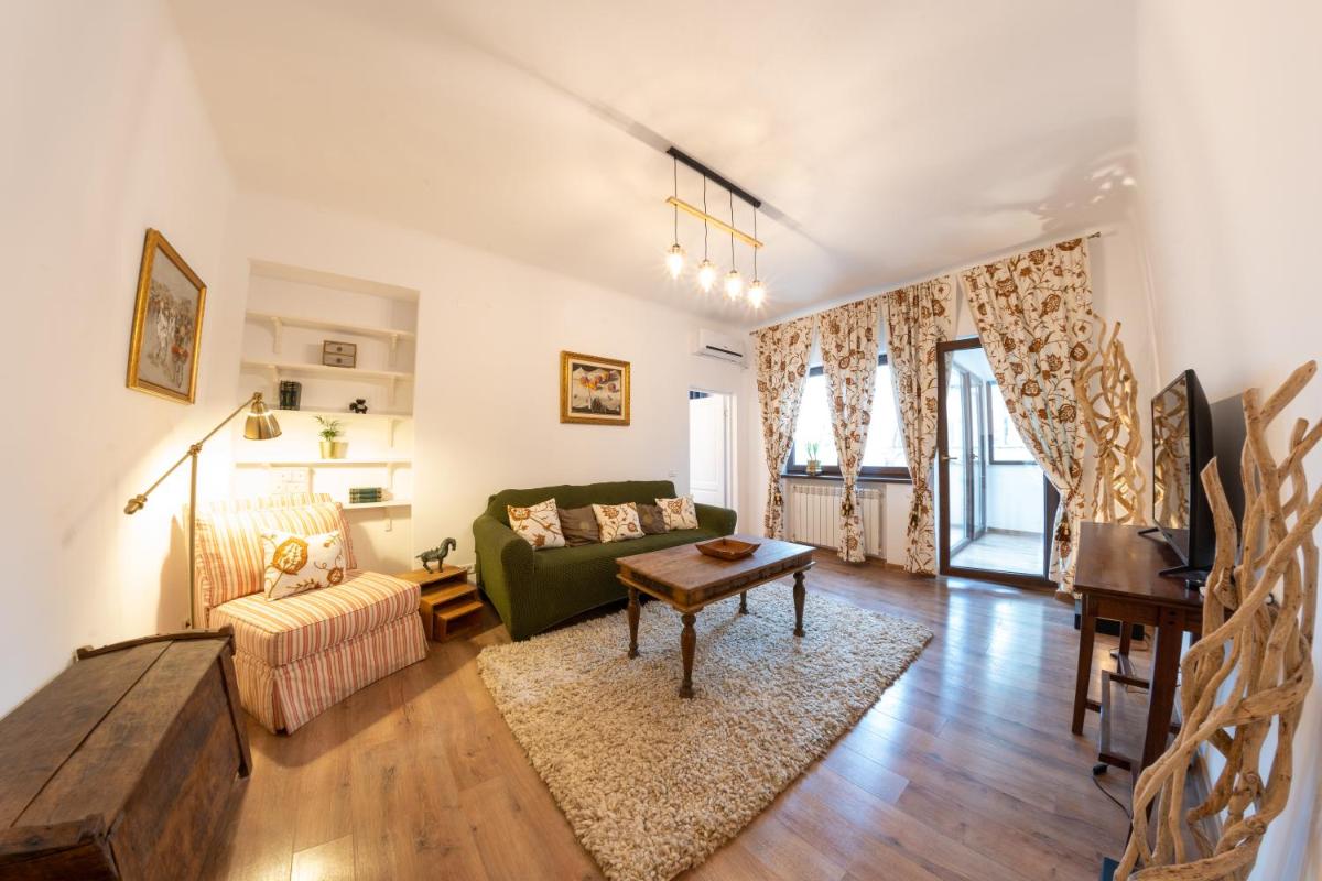 Theatre Rooftop Apartment with Patio