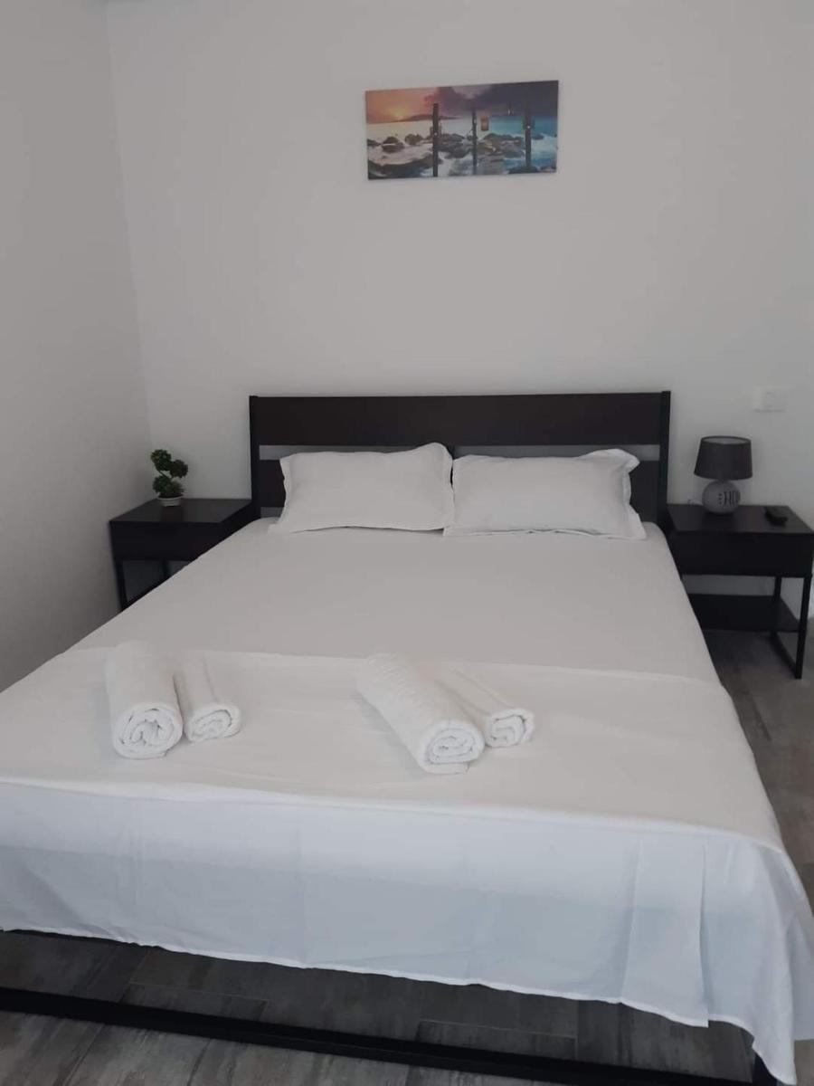 Tudor studio Mamaia Sat
